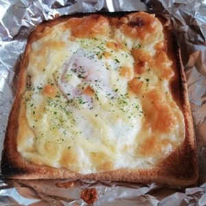カロリー控えめ！　半熟卵のチーズトースト